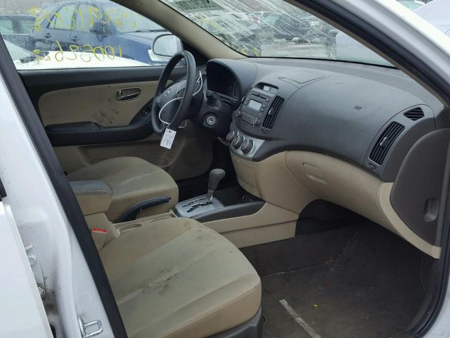 KMHDU4AD0AU947320 - 2010 HYUNDAI ELANTRA BL WHITE photo 5