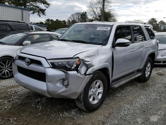 JTEZU5JR0F5102976 - 2015 TOYOTA 4RUNNER SR SILVER photo 2