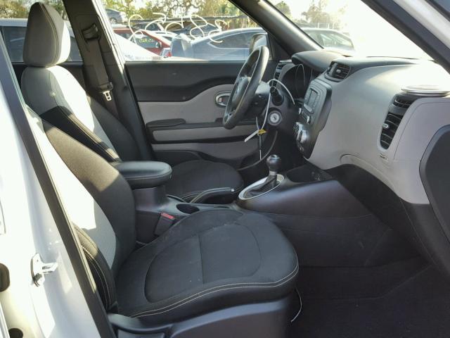 KNDJP3A5XG7856869 - 2016 KIA SOUL + WHITE photo 5