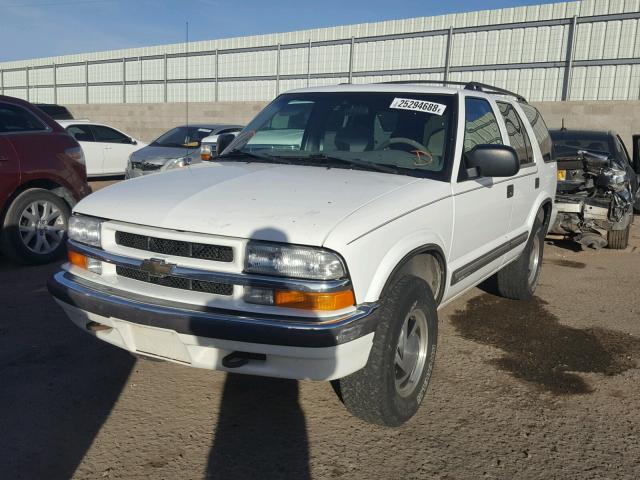 1GNDT13W1Y2252118 - 2000 CHEVROLET BLAZER WHITE photo 2