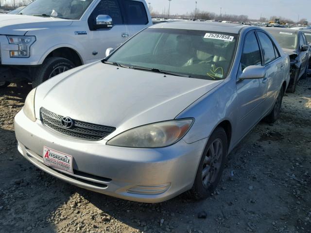 4T1BF30K82U018845 - 2002 TOYOTA CAMRY LE SILVER photo 2