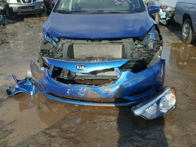 KNAFX4A68F5271932 - 2015 KIA FORTE LX BLUE photo 9