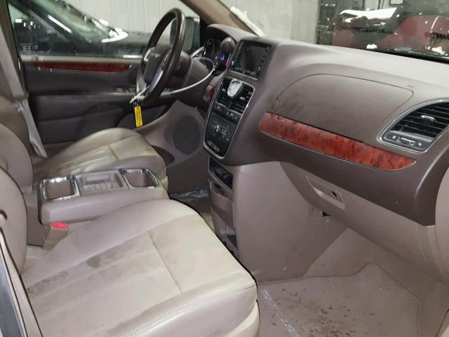 2C4RC1BG9GR156617 - 2016 CHRYSLER TOWN & COU TAN photo 5