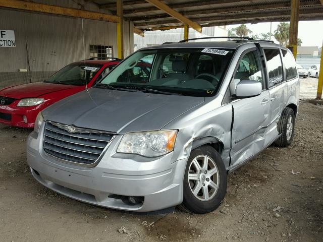 2A4RR5D15AR358161 - 2010 CHRYSLER TOWN & COU SILVER photo 2