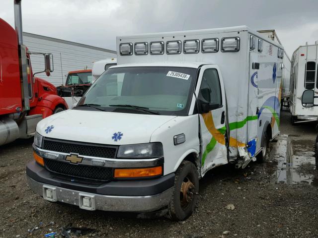 1GB3G2CL7D1180351 - 2013 CHEVROLET EXPRESS G3 WHITE photo 2