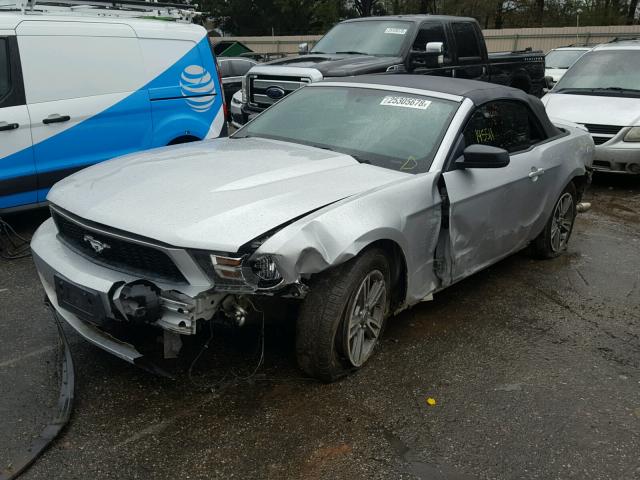 1ZVBP8EM9C5212723 - 2012 FORD MUSTANG SILVER photo 2