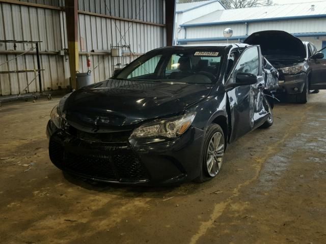 4T1BF1FK3HU336683 - 2017 TOYOTA CAMRY LE GRAY photo 2