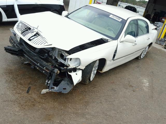 1LNHM81V97Y611359 - 2007 LINCOLN TOWN CAR S CREAM photo 2