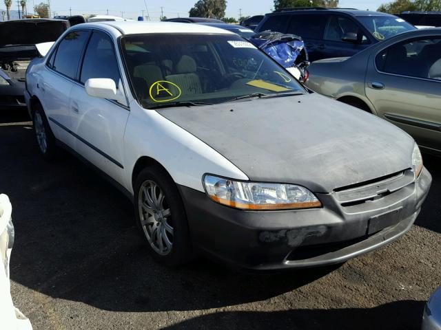 1HGCG5641WA251825 - 1998 HONDA ACCORD LX WHITE photo 1