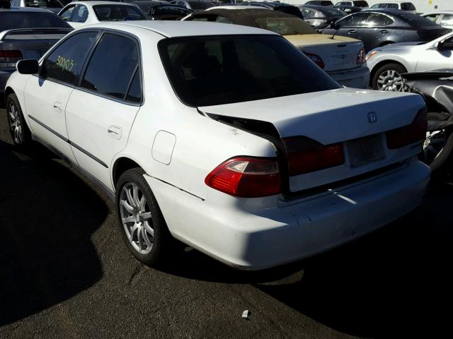 1HGCG5641WA251825 - 1998 HONDA ACCORD LX WHITE photo 3