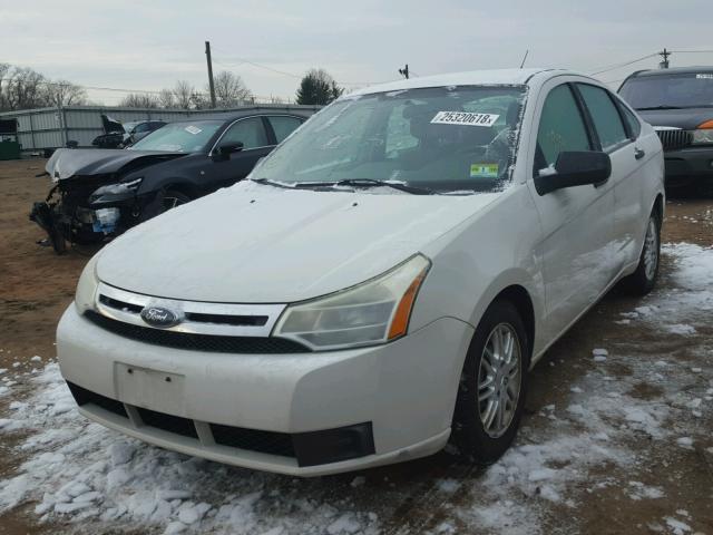 1FAHP35N99W119475 - 2009 FORD FOCUS SE WHITE photo 2