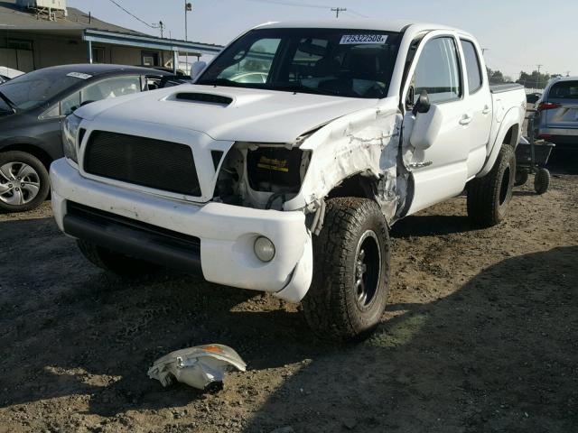 5TEJU62N18Z541896 - 2008 TOYOTA TACOMA DOU WHITE photo 2