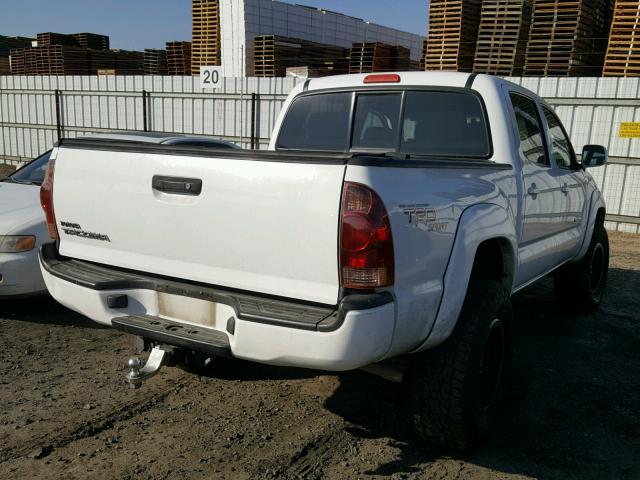 5TEJU62N18Z541896 - 2008 TOYOTA TACOMA DOU WHITE photo 4