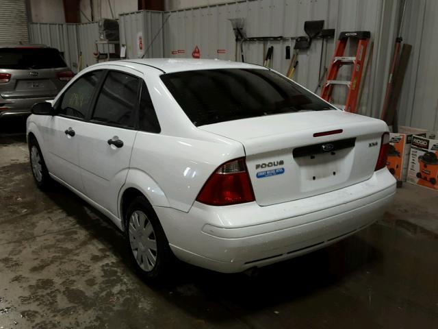 1FAFP34N86W119049 - 2006 FORD FOCUS ZX4 WHITE photo 3