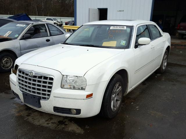 2C3KA53G86H370407 - 2006 CHRYSLER 300 TOURIN WHITE photo 2