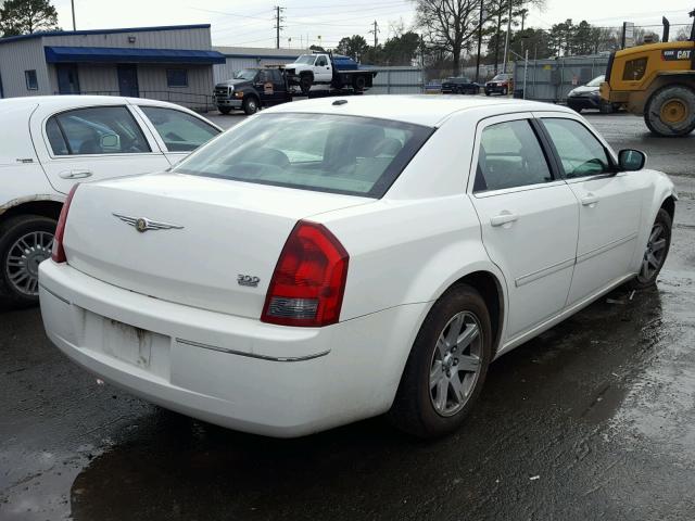 2C3KA53G86H370407 - 2006 CHRYSLER 300 TOURIN WHITE photo 4