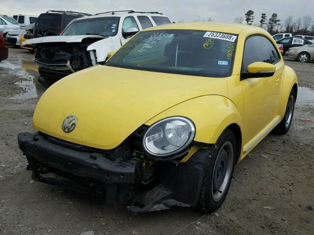 3VWJX7ATXCM609158 - 2012 VOLKSWAGEN BEETLE YELLOW photo 2