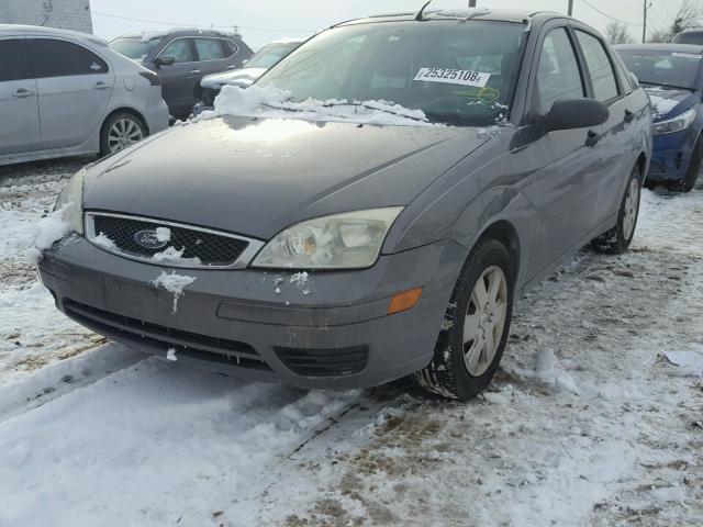 1FAHP34N37W107272 - 2007 FORD FOCUS ZX4 GRAY photo 2