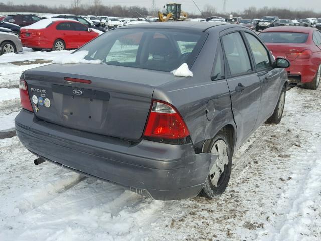 1FAHP34N37W107272 - 2007 FORD FOCUS ZX4 GRAY photo 4