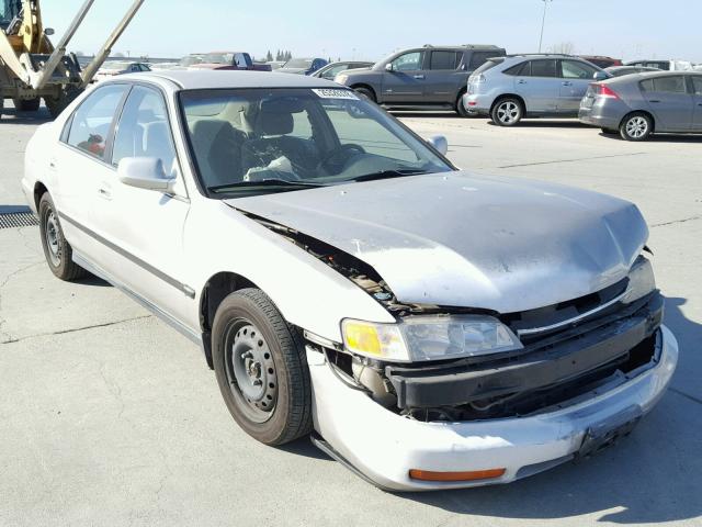 1HGCE6647TA008768 - 1996 HONDA ACCORD LX SILVER photo 1