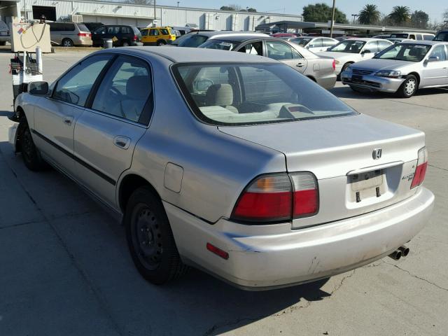 1HGCE6647TA008768 - 1996 HONDA ACCORD LX SILVER photo 3