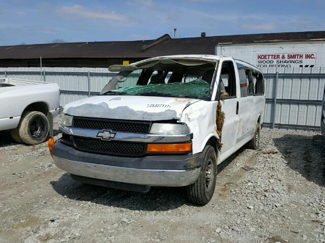 1GAHG39U271121258 - 2007 CHEVROLET EXPRESS G3 WHITE photo 2