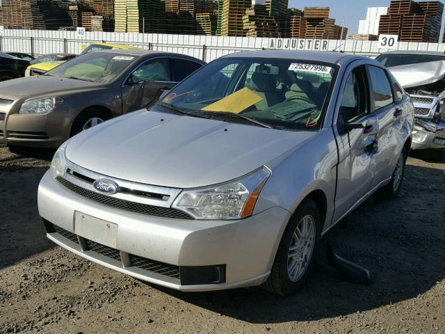 1FAHP3FN0BW130613 - 2011 FORD FOCUS SE SILVER photo 2