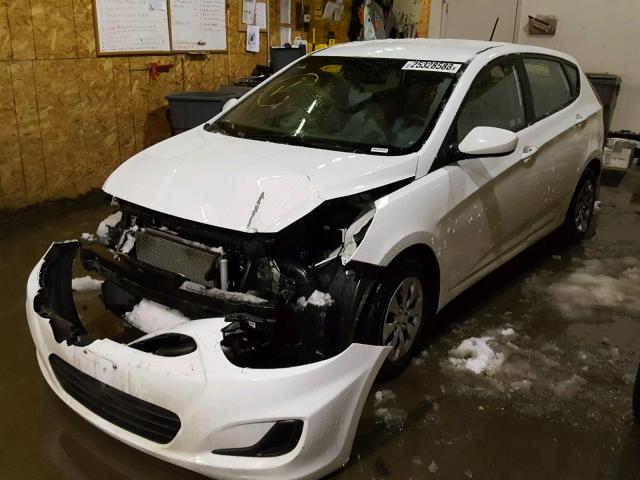 KMHCT5AE7HU311730 - 2017 HYUNDAI ACCENT SE WHITE photo 2