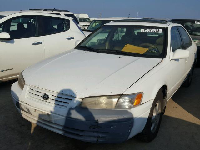 JT2BG22K8V0023489 - 1997 TOYOTA CAMRY LE WHITE photo 2