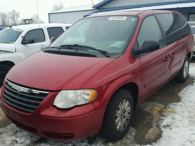 1A4GP44R66B567380 - 2006 CHRYSLER TOWN & COU RED photo 2