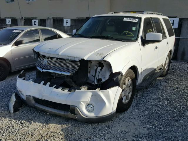 5LMFU27R94LJ02845 - 2004 LINCOLN NAVIGATOR WHITE photo 2