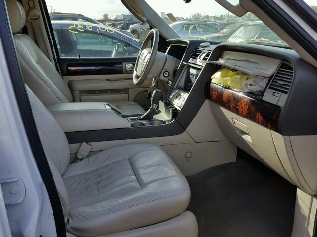 5LMFU27R94LJ02845 - 2004 LINCOLN NAVIGATOR WHITE photo 5
