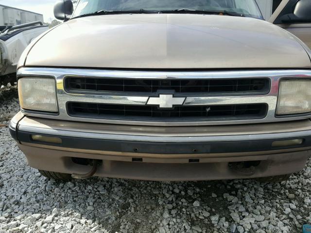 1GNDT13W0V2237749 - 1997 CHEVROLET BLAZER GOLD photo 10