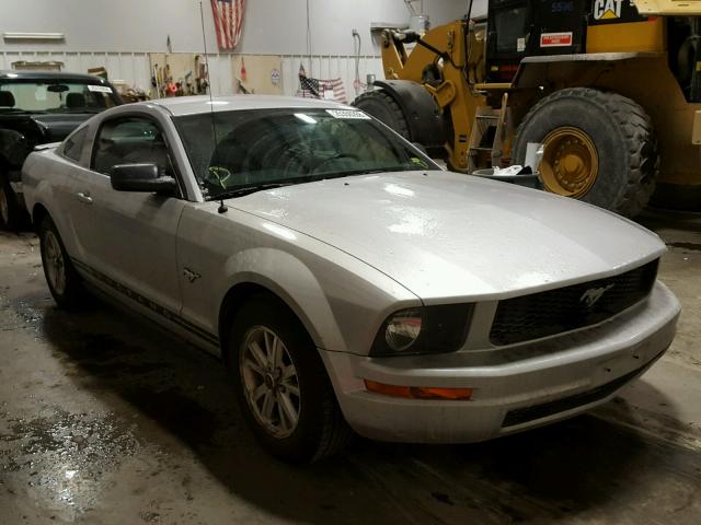 1ZVFT80NX75338480 - 2007 FORD MUSTANG SILVER photo 1