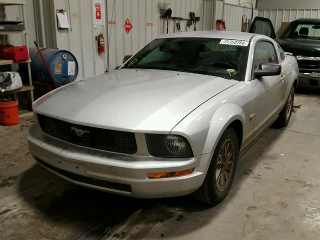 1ZVFT80NX75338480 - 2007 FORD MUSTANG SILVER photo 2