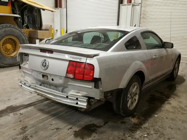 1ZVFT80NX75338480 - 2007 FORD MUSTANG SILVER photo 4