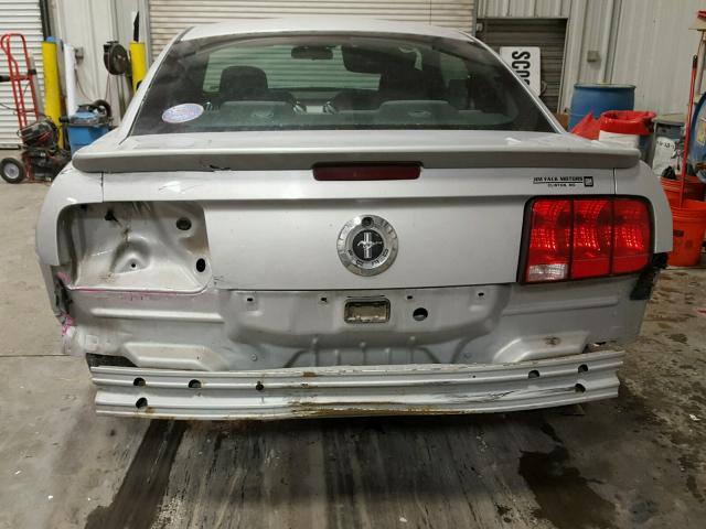 1ZVFT80NX75338480 - 2007 FORD MUSTANG SILVER photo 9