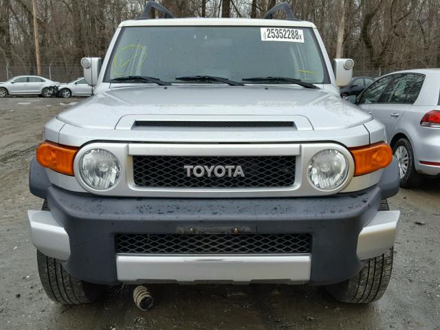 JTEBU11FX70057737 - 2007 TOYOTA FJ CRUISER SILVER photo 9