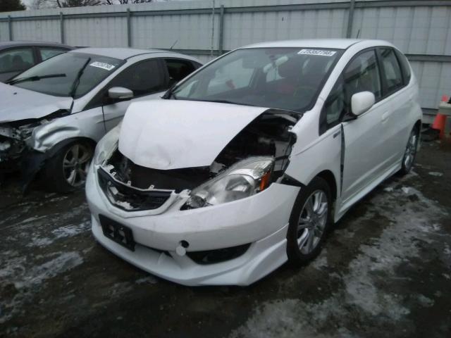 JHMGE8H42AC024658 - 2010 HONDA FIT SPORT WHITE photo 2