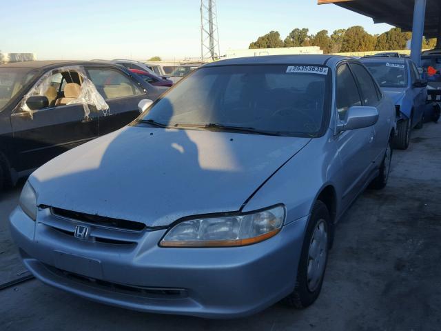 1HGCG5643YA143368 - 2000 HONDA ACCORD LX SILVER photo 2