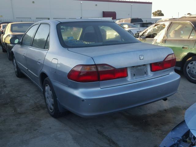 1HGCG5643YA143368 - 2000 HONDA ACCORD LX SILVER photo 3