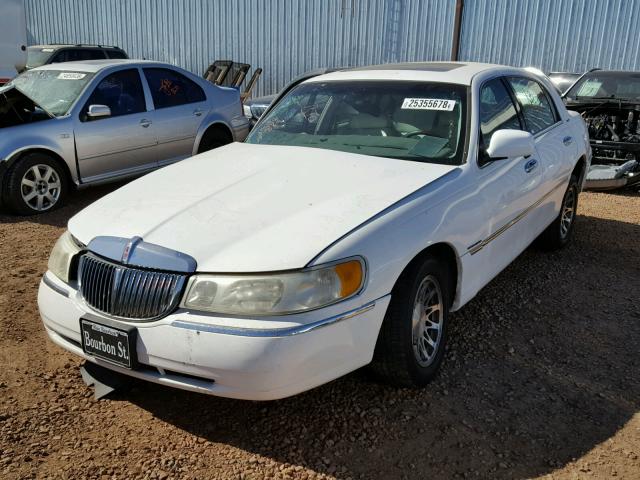 1LNHM82W61Y651445 - 2001 LINCOLN TOWN CAR S WHITE photo 2