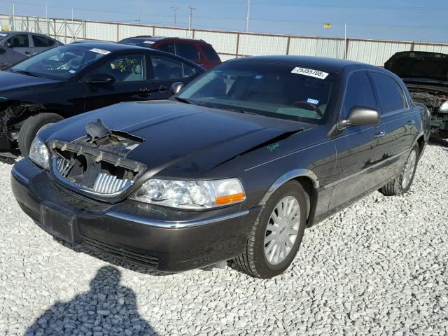 1LNHM83W64Y658219 - 2004 LINCOLN TOWN CAR U GRAY photo 2