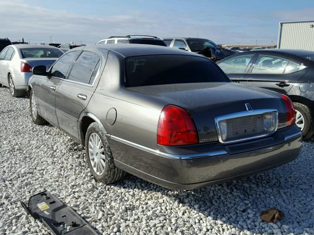 1LNHM83W64Y658219 - 2004 LINCOLN TOWN CAR U GRAY photo 3