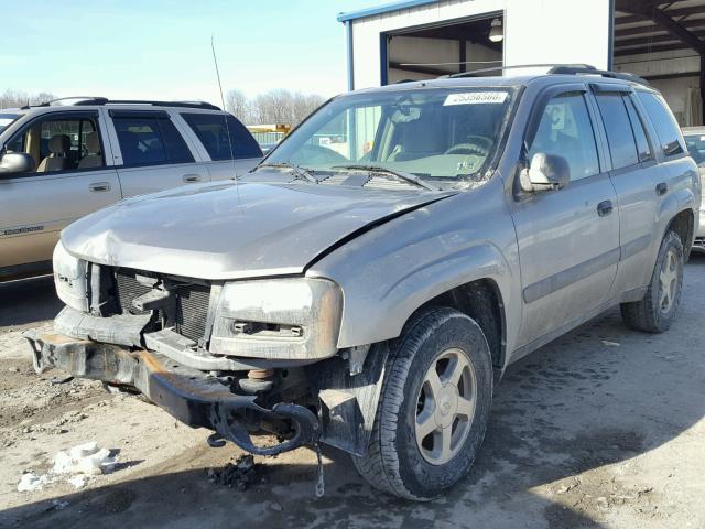 1GNDT13S052292621 - 2005 CHEVROLET TRAILBLAZE TAN photo 2