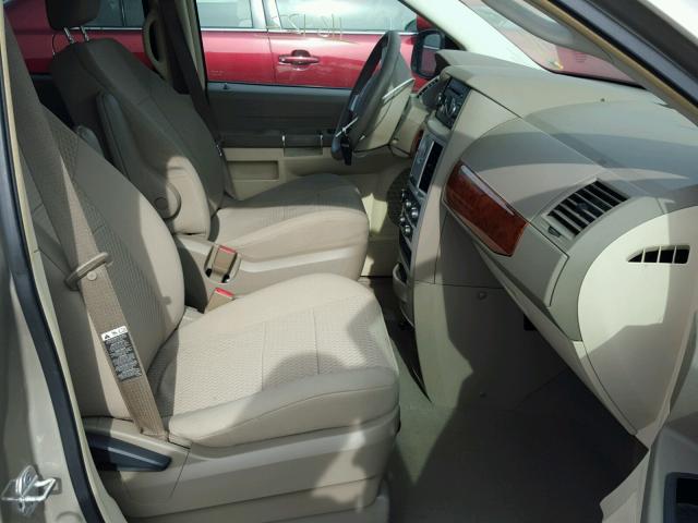 2A8HR44E09R525772 - 2009 CHRYSLER TOWN & COU GOLD photo 5