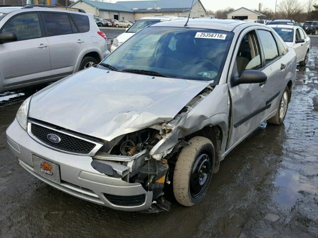 1FAFP34N77W315467 - 2007 FORD FOCUS ZX4 SILVER photo 2