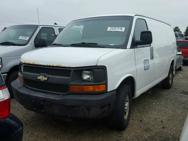 1GCGG25C281210503 - 2008 CHEVROLET EXPRESS G2 WHITE photo 2