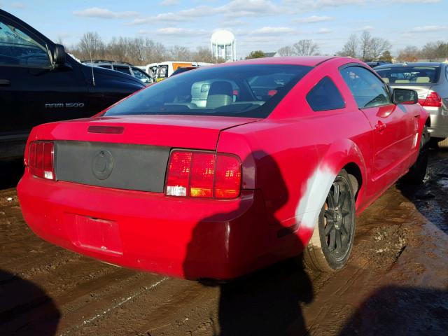 1ZVFT80N655202215 - 2005 FORD MUSTANG RED photo 4