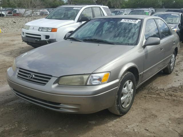 4T1BG22K4WU252569 - 1998 TOYOTA CAMRY CE BEIGE photo 2